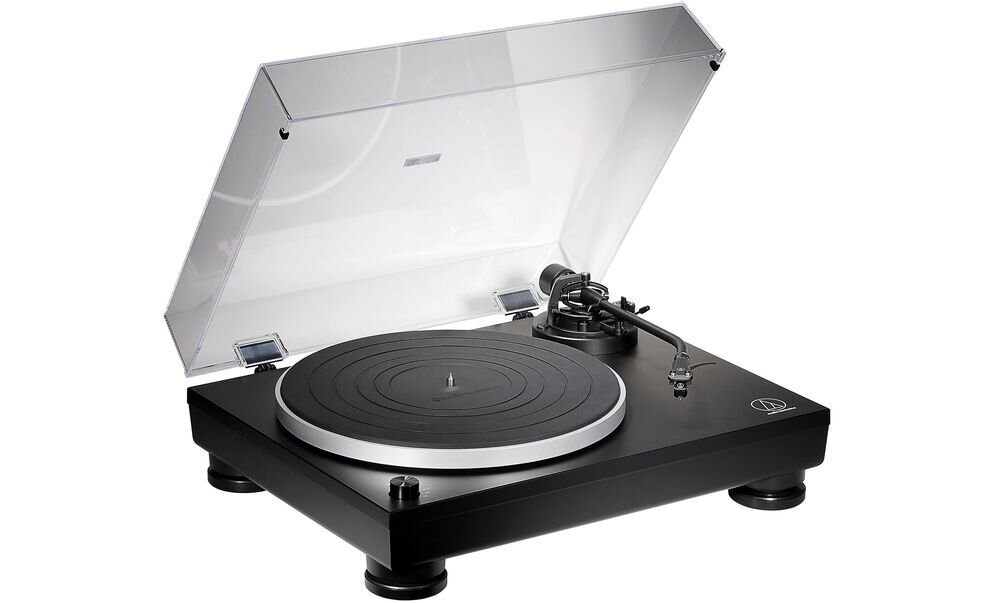 Gramofon AUDIO-TECHNICA AT-LP5X napęd bezpośredni aluminiowy talerz stabilne obroty tłumienie drgań, gramofon po skosie na białym tle