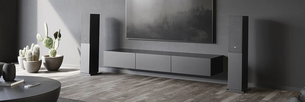 Audio Pro A48 W zestaw stereo z multiroom AirPlay 2 Google Cast i technologią ARC do telewizora, kolumny stojące po obu stronach komody w pomieszczeniu