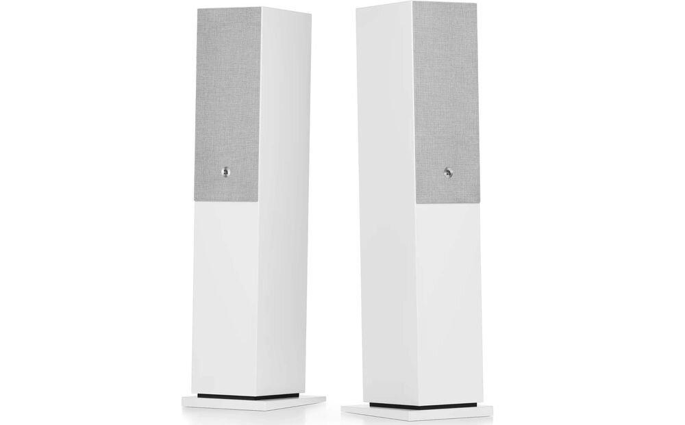 Audio Pro A48 W wymiary 87x21.5x26.5 cm ustawienie w pokoju, kolumny po skosie na białym tle