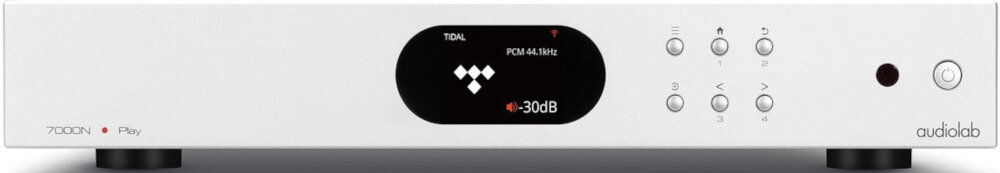 Odtwarzacz sieciowy AUDIOLAB 7000N Play streaming muzyki Spotify Tidal Deezer Amazon Music Napster, urządzenie z pilotem od frontu na białym tle