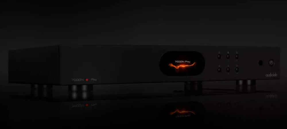 Odtwarzacz sieciowy AUDIOLAB 7000N Play DTS Play-Fi AirPlay2 multi-room kompatybilność Android iOS Windows, urządzenie po skosie na czarnym tle