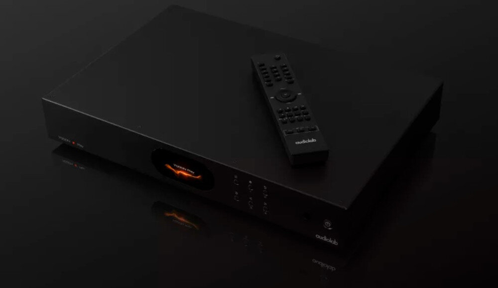 Odtwarzacz sieciowy AUDIOLAB 7000N Play DAC ESS Sabre ES9038Q2M pasmo przenoszenia THD S/N, urządzenie z pilotem po skosie na czarnym tle