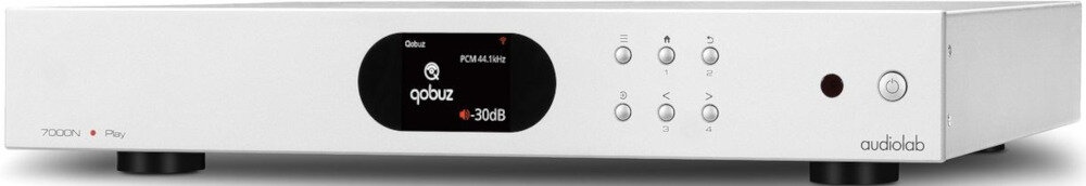 Odtwarzacz sieciowy AUDIOLAB 7000N Play obsługa AAC AIFF FLAC MP3 WAV formaty audio, urządzenie po skosie na białym tle