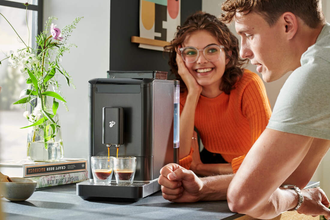 Ekspres TCHIBO Esperto 2 Caffe Czarny kompaktowa konstrukcja dwie kawy jednoczesnie funkcja podwojnej filizanki