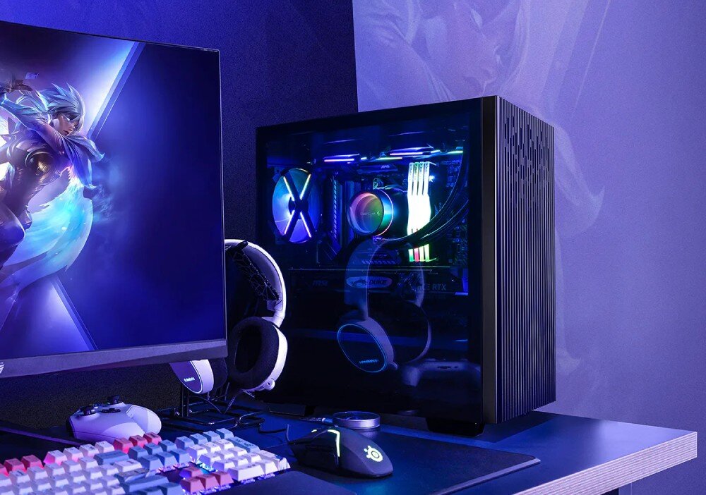 Komputer MAD DOG BF-A01DR16 Czarno-fioletowe stanowisko gamingowe z monitorem wyświetlającym postać z gry po lewej oraz przezroczystą obudową komputera po prawej, w której widać podzespoły, przeznaczenie, testy