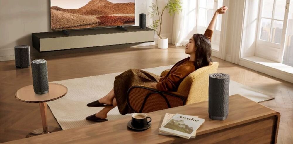 Bezprzewodowa Kolumna Aktywna TCL Z100 kolory inspiracja mgławice, Trzy bezprzewodowe głośniki TCL w różnych w różnych miejscach w pomieszczeniu