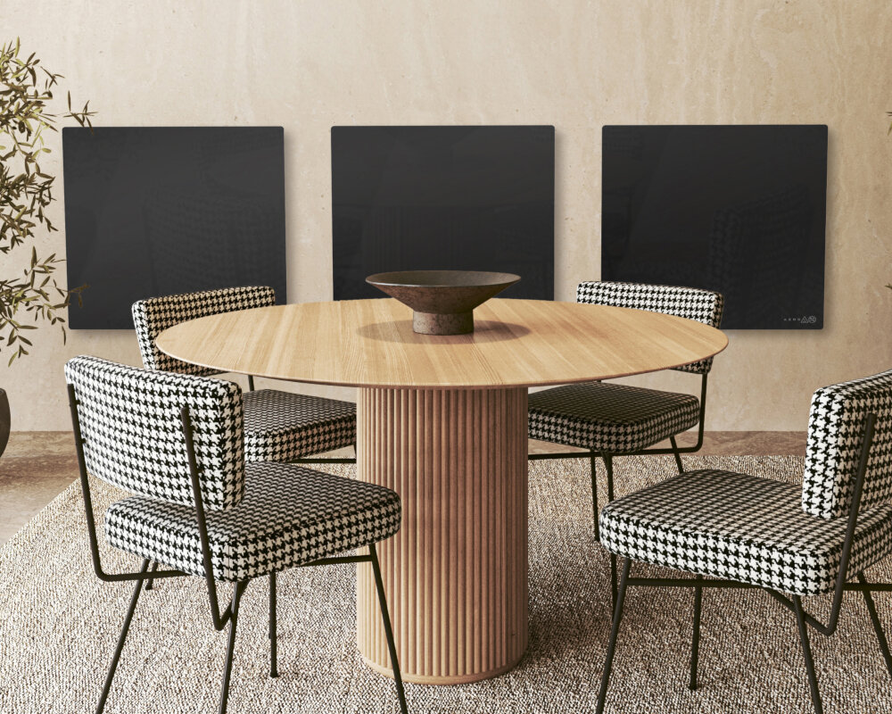 GRZEJNIK ELEKTRYCZNY AENO PREMIUM ECO SMART QUADRO 500W AGH0012S APP CZARNY Trzy czarne panele grzewcze zamontowane na ścianie w eleganckiej jadalni z okrągłym drewnianym stołem i krzesłami w pepitkę