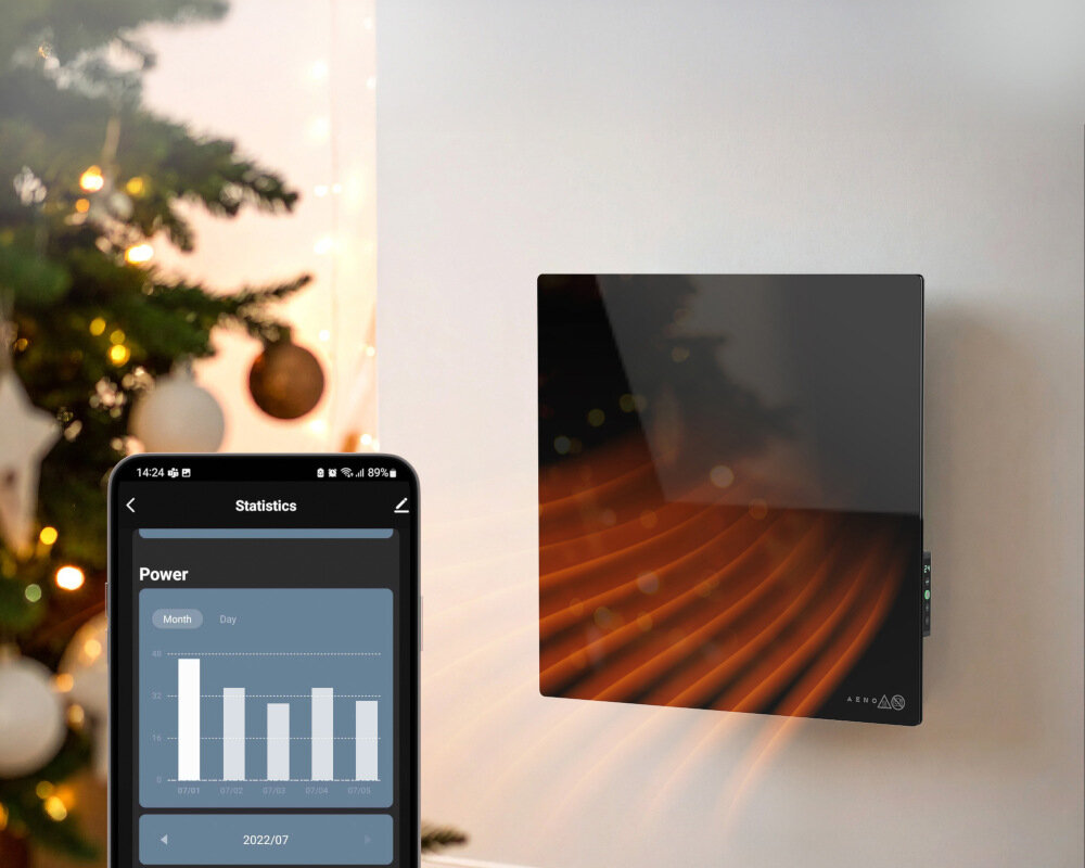 GRZEJNIK ELEKTRYCZNY AENO PREMIUM ECO SMART QUADRO 500W AGH0012S APP CZARNY Panel grzewczy QUADRO na jasnej ścianie i choinką w tle oraz smartfon z aplikacją, podkreślający funkcje smart grzejnika energooszczędne działanie ogrzewanie ludzi domu szybszy wzrost temperatury ekonomiczne oszczędne działanie