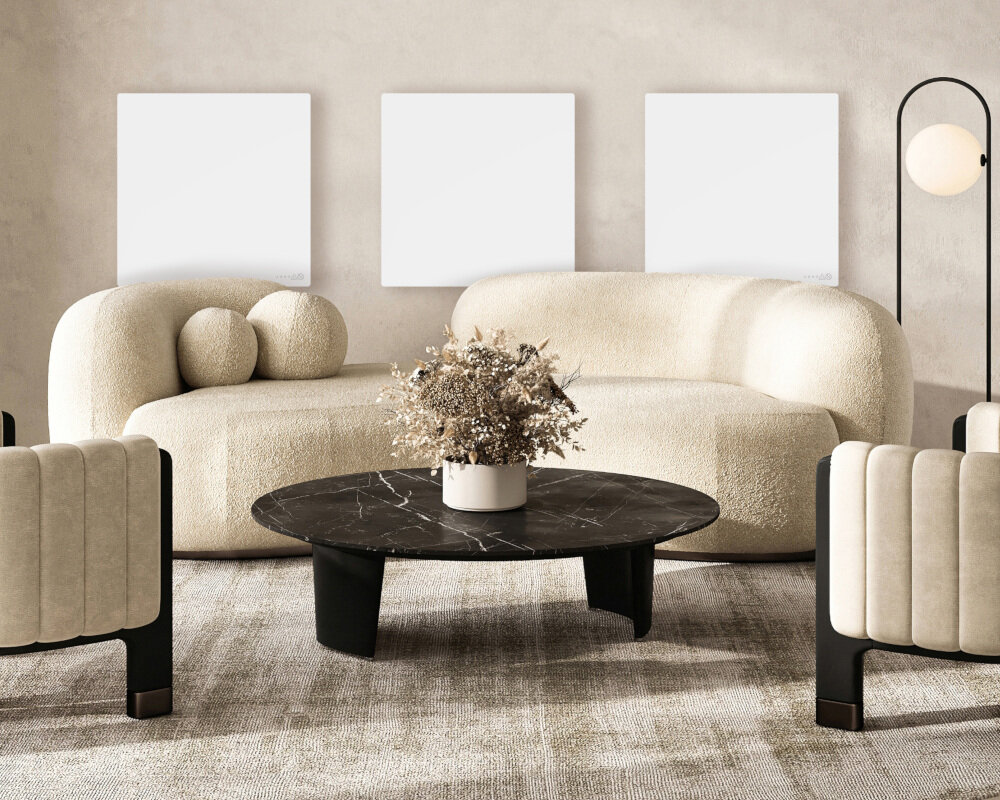 GRZEJNIK ELEKTRYCZNY AENO PREMIUM ECO SMART QUADRO 500W AGH0011S APP BIAŁY Trzy białe panele grzewcze zamontowane na ścianie w eleganckiej jadalni z okrągłym drewnianym stołem i krzesłami w pepitkę