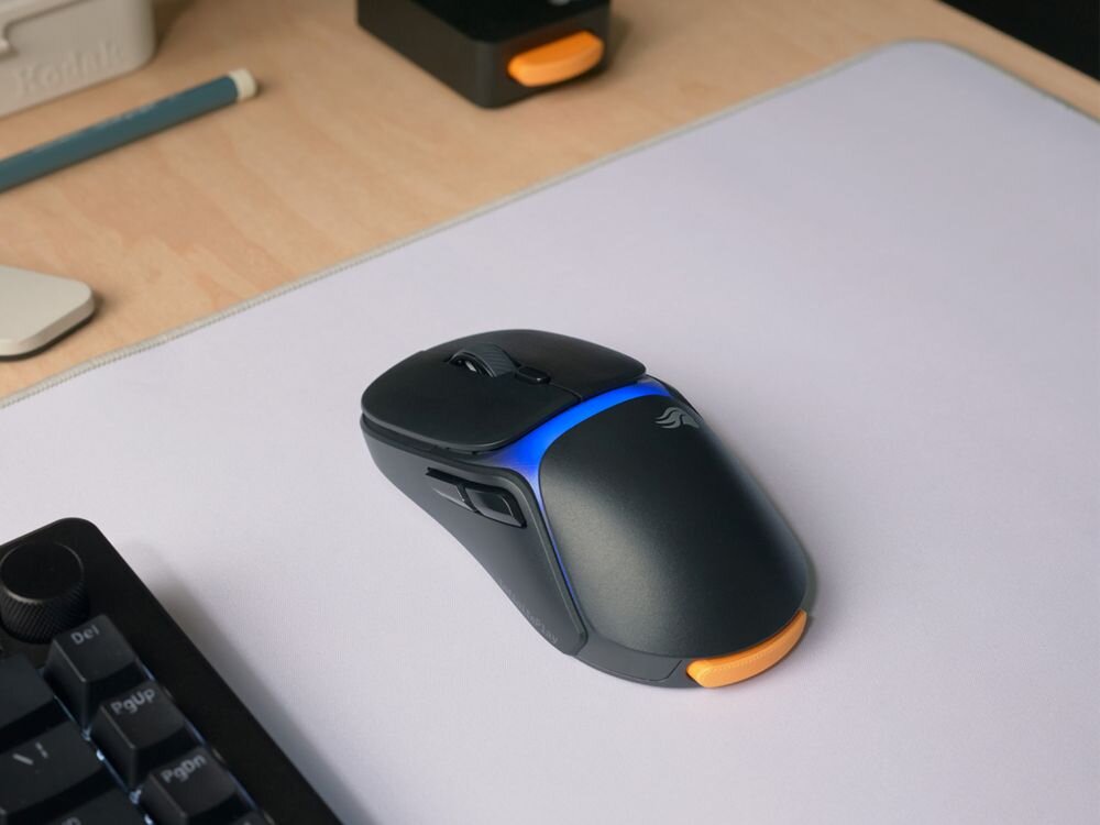GLORIOUS Model O3 RGB - mysz na podkładce obok klawiatury