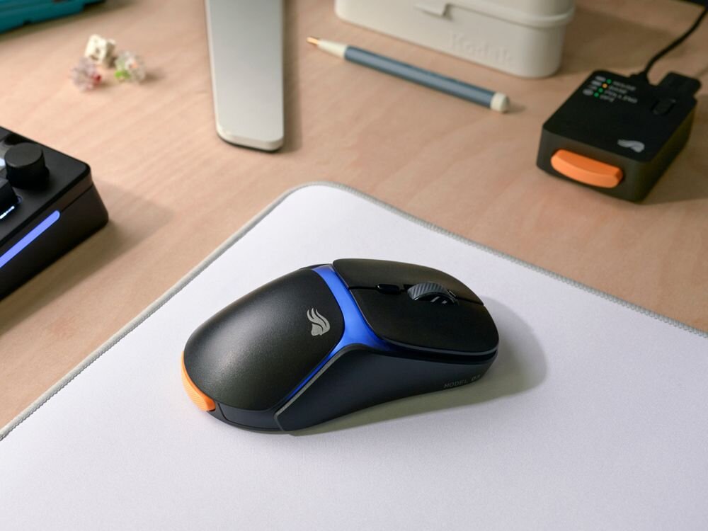 Glorious Gaming Model O3 przełączniki optyczne 130 milionów kliknięć Technologia optyczna zmniejsza ryzyko wystąpienia podwójnych kliknięć -  mysz leżącą na biurku