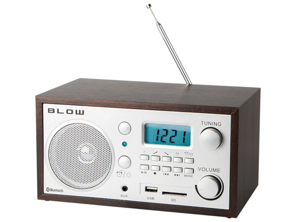 Radio w drewnianej obudowie z wyświetlaczem pokazującym \'12:21\', posiada pokrętła do regulacji głośności i strojenia oraz porty AUX, USB i SD. Na panelu widoczne są przyciski funkcyjne i logo \'BLOW\'.