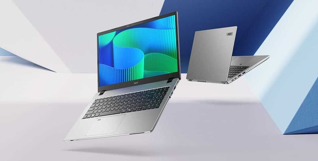 Na obrazie widoczne są dwa laptopy w kolorze srebrnym, jeden otwarty z widocznym ekranem i klawiaturą, drugi zamknięty. Na ekranie otwartego laptopa widoczna jest kolorowa grafika, a na obudowie znajduje się logo \'Acer\'.