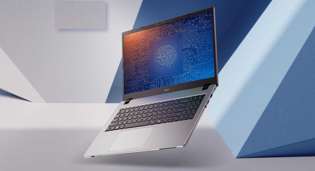 Laptop z otwartym ekranem, na którym widoczny jest schematyczny rysunek mózgu na tle układu scalonego. Na obudowie laptopa znajduje się logo \'acer\'.