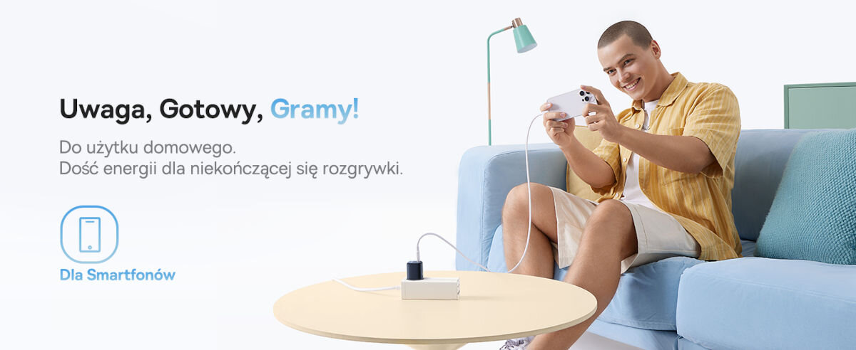 Ładowarka sieciowa BASEUS PicoGo Gan Fast Charger 45W Czarny, kable, zasilanie, macbook, telefon, ipad, na białym tle mężczyzna siedzi na sofie, obok stolik z podpiętym do przedłużacza ładowarką, ładowarka ładuje telefon, obok napis uwaga, gotowy, gramy