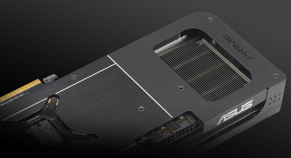 Karta graficzna ASUS Prime Radeon RX 9070 EVO OC Edition 16GB Zbliżenie na tylną część karty graficznej z metalowym backplatem, wycięciem odsłaniającym radiator oraz logotypami Prime i ASUS