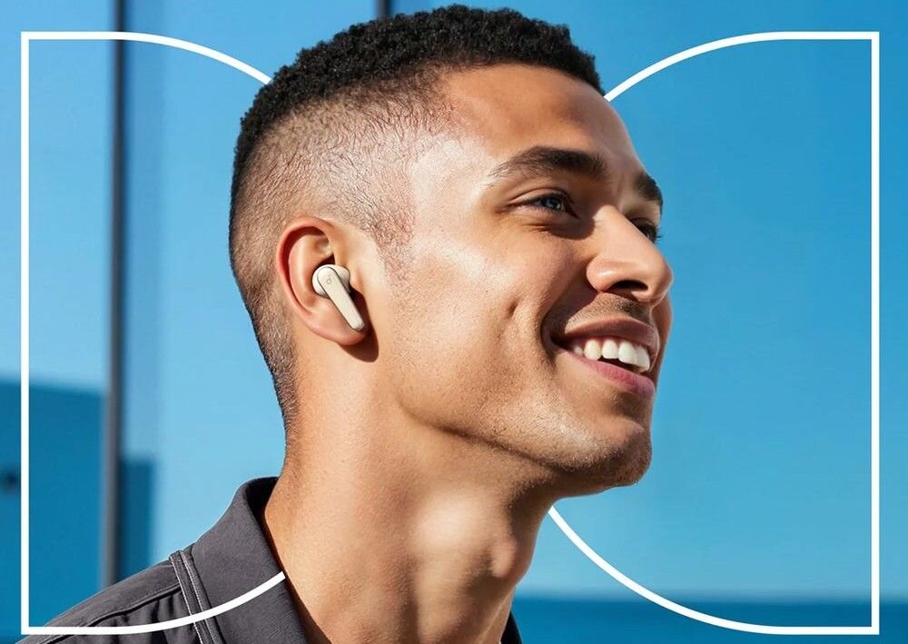 Słuchawki dokanałowe SOUNDCORE Liberty 5 ANC redukcja hałasu ANC komfort słuchania mobilność, osoba z założonymi słuchawkami dokanałowymi