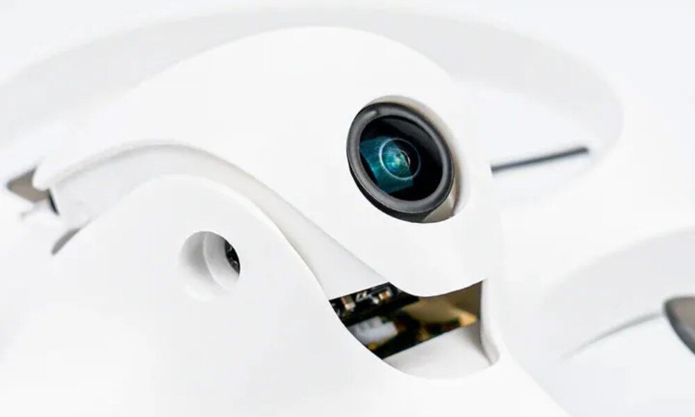 Dron BETAFPV Cetus X Zbliżenie na przód drona z widocznym obiektywem kamery w regulowanym uchwycie