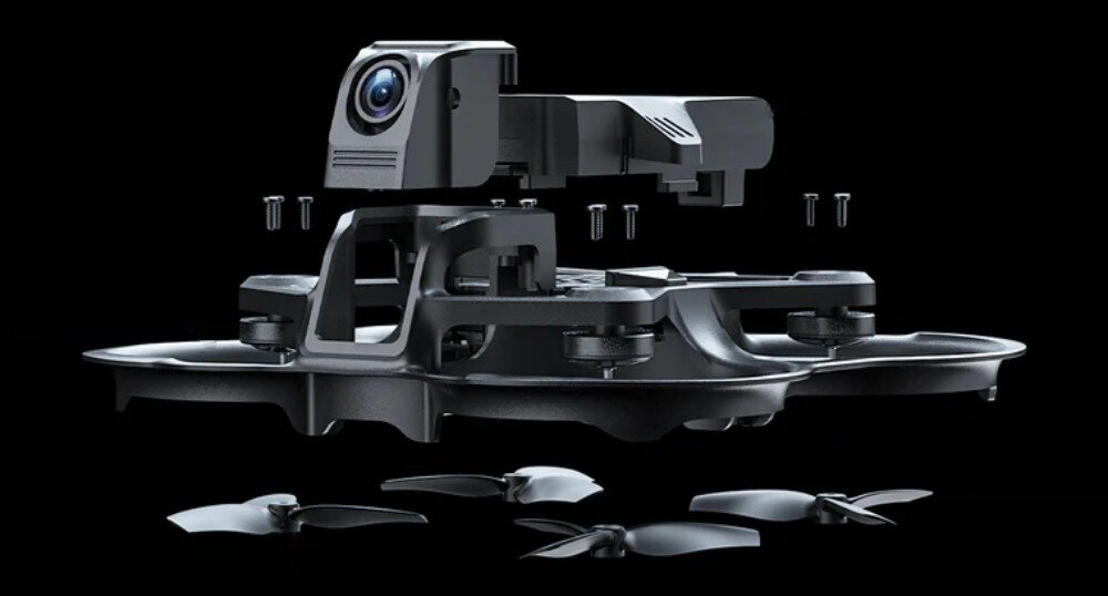 Dron BETAFPV Aquila 16 Rozłożony na części dron ukazujący poszczególne elementy konstrukcyjne takie jak kamera, rama, śruby oraz śmigła zawieszone w przestrzeni na czarnym tle