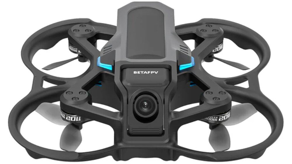 Dron BETAFPV Aquila 16 Czarny dron z osłonami śmigieł widoczny od przodu i góry, prezentujący obiektyw kamery oraz górną pokrywę baterii