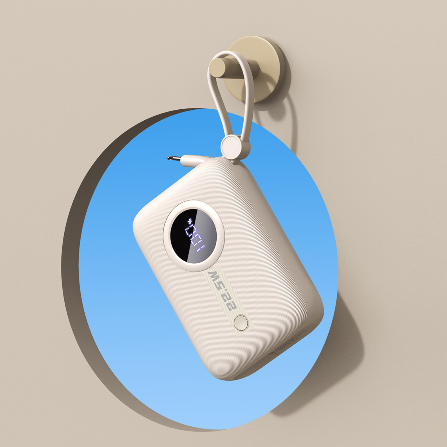 Beżowy powerbank z wyświetlaczem cyfrowym wisi na uchwycie. Na wyświetlaczu widoczny jest symbol baterii i napis \'22.5W\'.
