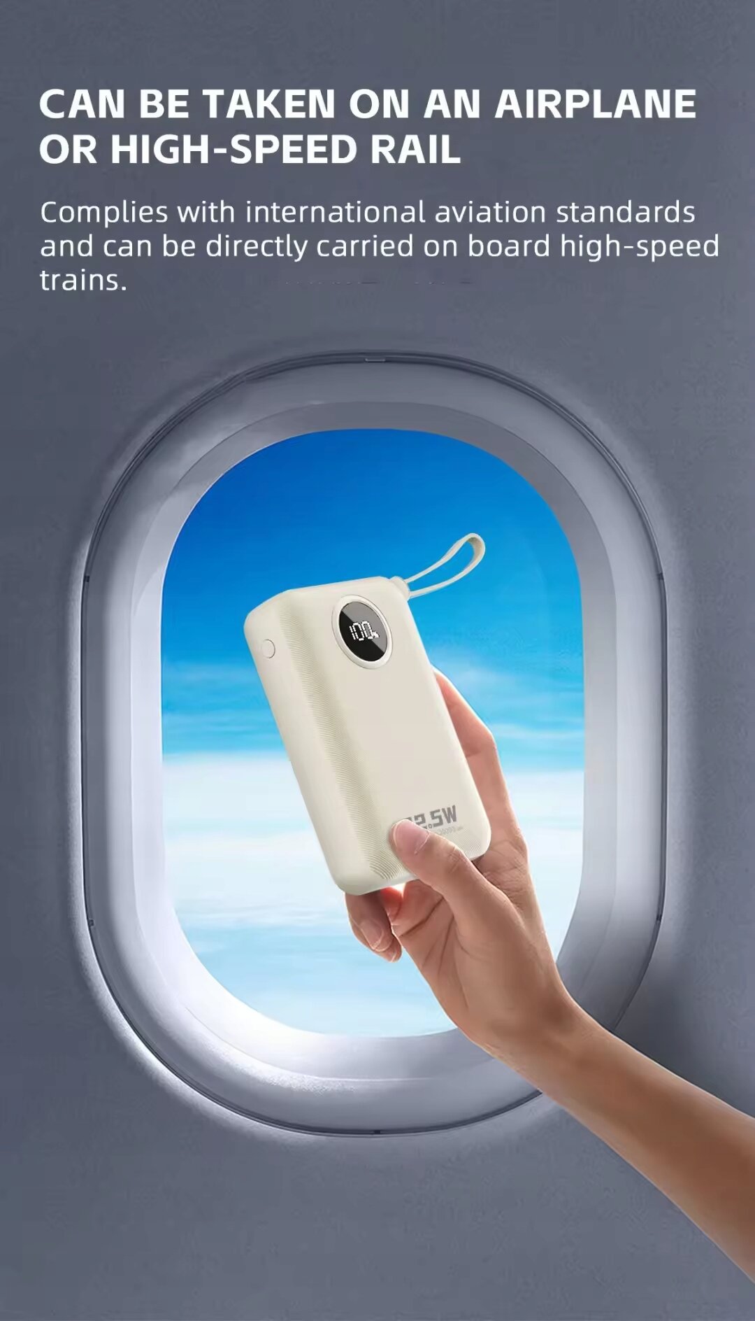 Osoba trzyma beżowy powerbank przy oknie samolotu. Na obrazie widoczny jest tekst: \'CAN BE TAKEN ON AN AIRPLANE OR HIGH-SPEED RAIL Complies with international aviation standards and can be directly carried on board high-speed trains.\'