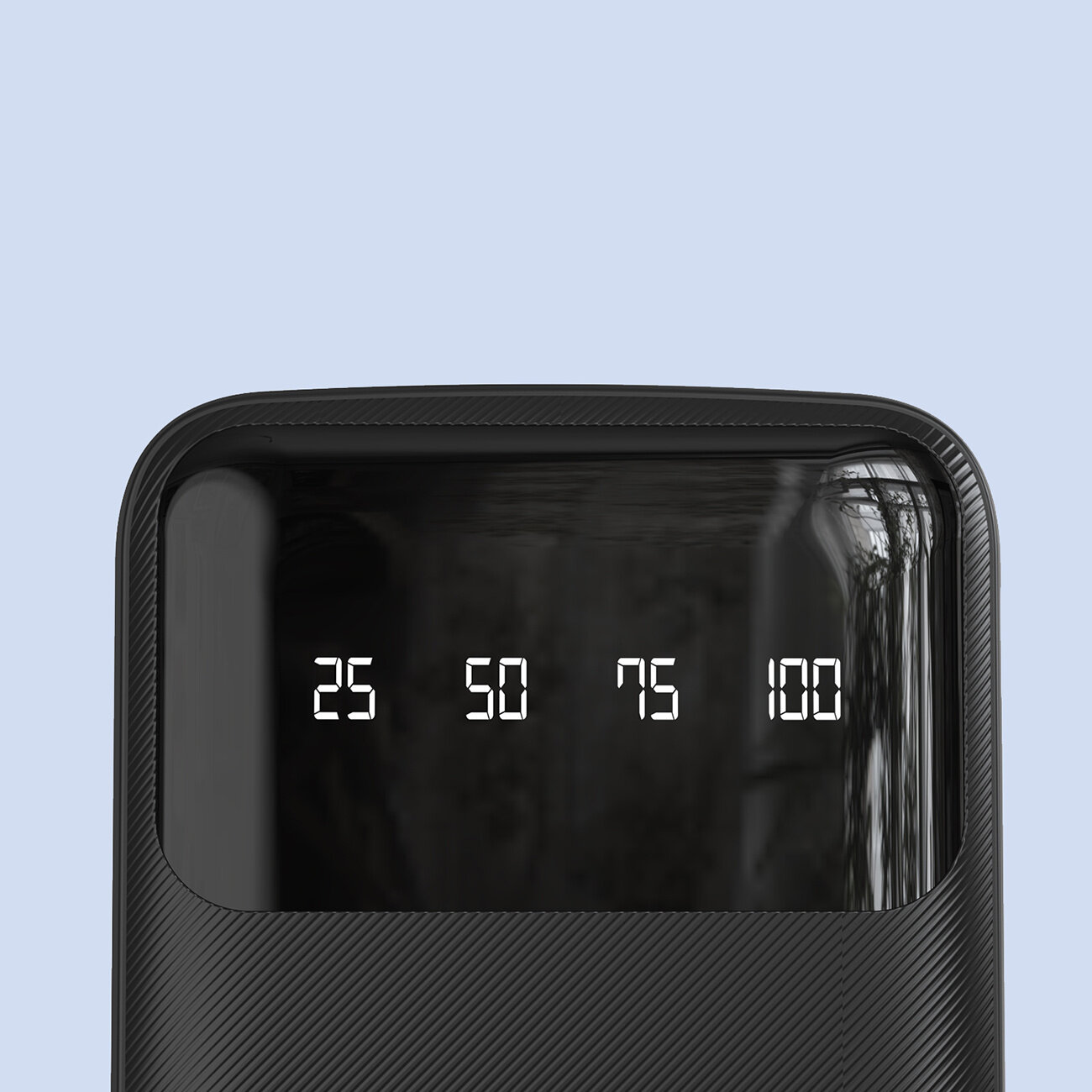 Czarny powerbank z wyświetlaczem pokazującym liczby 25, 50, 75, 100 na jasnym tle. Obudowa ma teksturowaną powierzchnię.