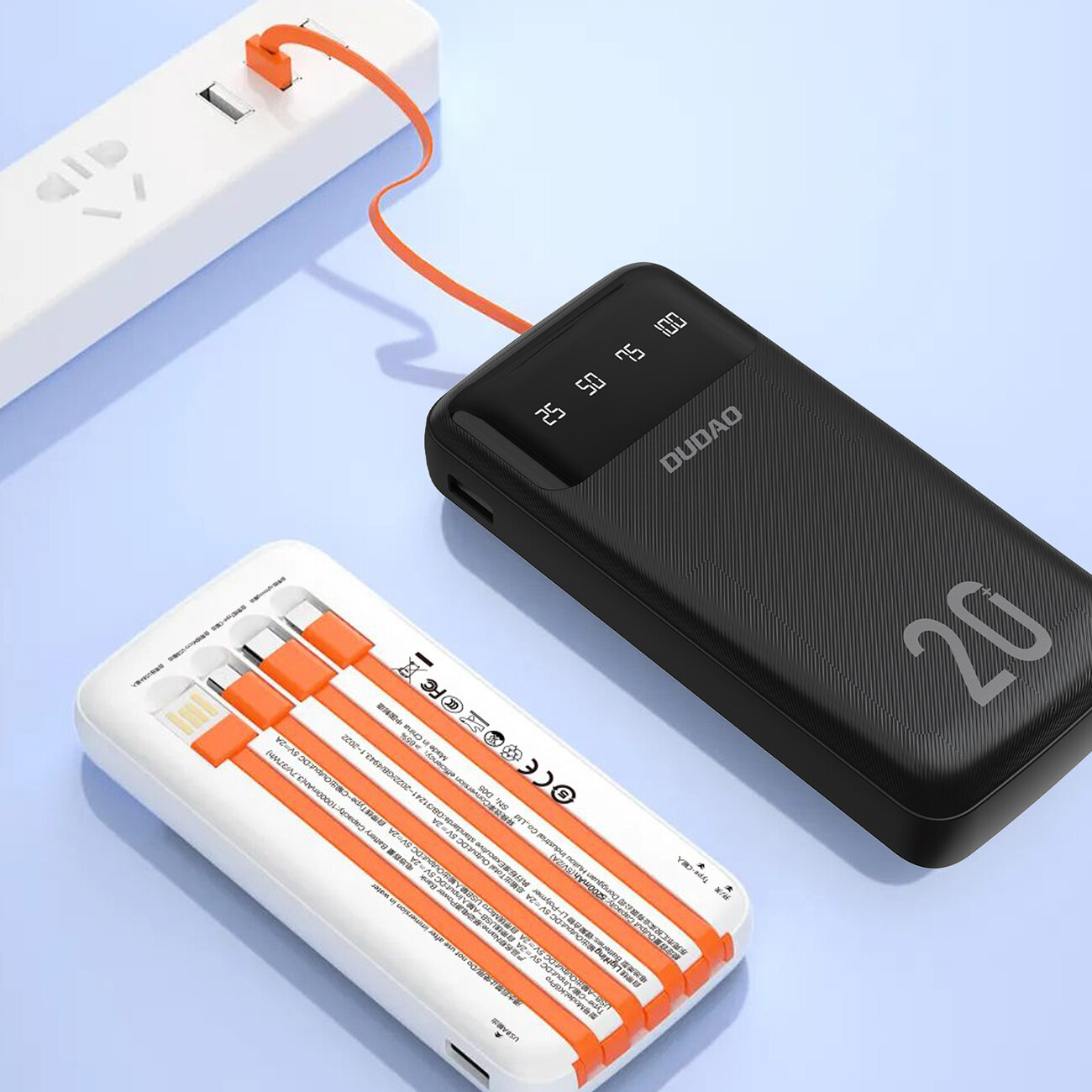 Czarny powerbank z wyświetlaczem pokazującym poziom naładowania 25, 50, 75, 100 oraz logo \'DUDAO\'. Obok znajduje się biały powerbank z trzema wbudowanymi pomarańczowymi kablami.