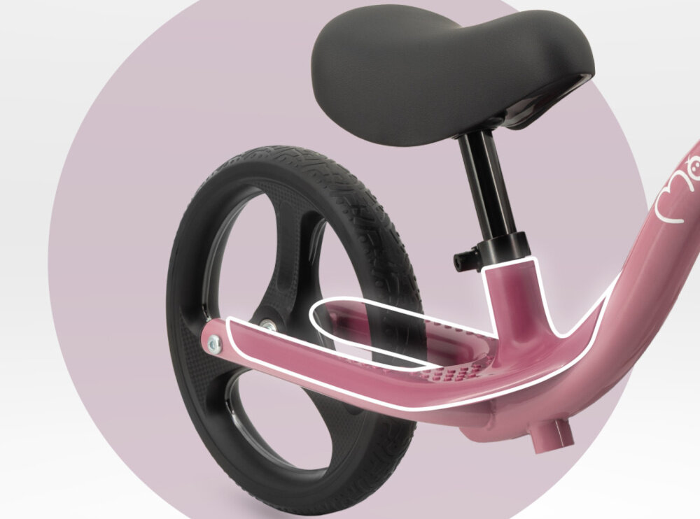 Rowerek biegowy MOMI Isoka Różowy zbliżenie na tył rowerka widok na podnóżki bezpieczeństwo i komfort praktyczne podnóżki maluch może odłożyć nogi podczas zjazdu z górki kontrola nad pojazdem bezpieczna komfortowa jazda