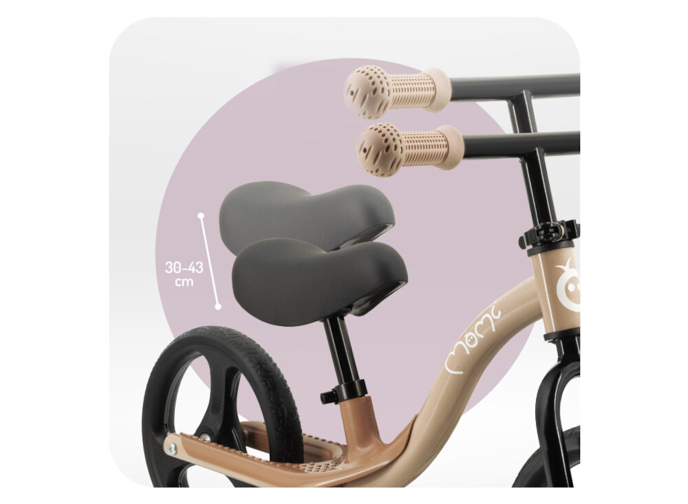 Rowerek biegowy MOMI Isoka Beżowy zbliżenie na siodełko widoczna regulacja miękkie regulowane siedzisko o zakresie 30–43 cm można dopasować wysokość do wzrostu dziecka prosta regulacja prawidłowa postawa lepsze panowanie nad rowerkiem