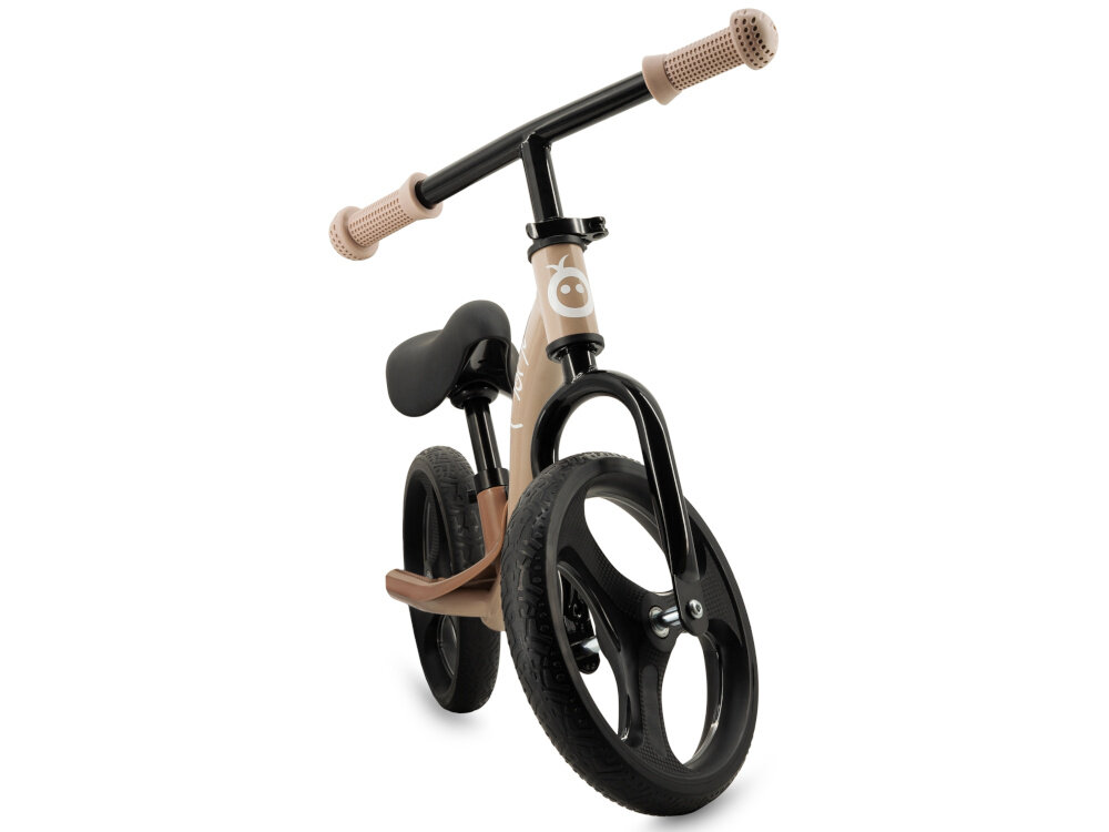 Rowerek biegowy MOMI Isoka Beżowy 10-calowe rowerek na białym tle widoczny od przodu pod mocnym skosem koła wykonane z termoplastycznej gumy TPR trwałość elastyczność skutecznie niwelują wstrząsy płynna i wygodna jazda odporność na ścieranie bezpiecznie i komfortowo można rozwijać równowagę oraz koordynację ruchową