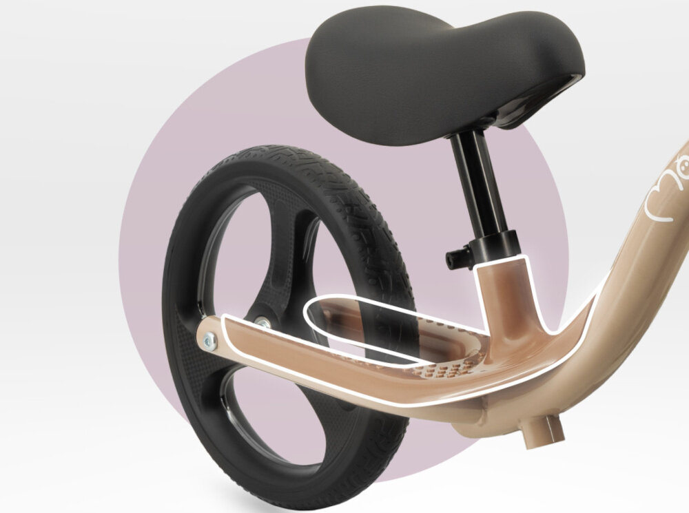 Rowerek biegowy MOMI Isoka Beżowy zbliżenie na tył rowerka widok na podnóżki bezpieczeństwo i komfort praktyczne podnóżki maluch może odłożyć nogi podczas zjazdu z górki kontrola nad pojazdem bezpieczna komfortowa jazda