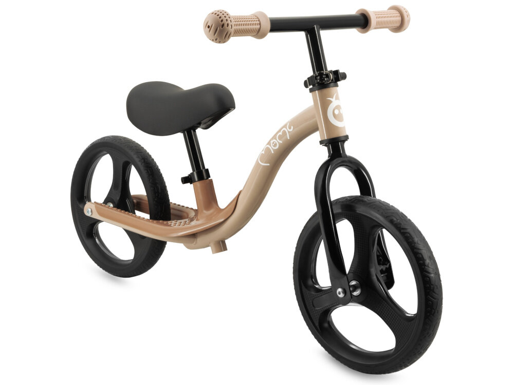 Rowerek biegowy MOMI Isoka Beżowy rowerek na białym tle widoczny od przodu pod skosem spełnia europejskie normy EN 71-1, EN 71-2 i EN 71-3 bezpieczeństwo zastosowanych materiałów i konstrukcji odpowiedni dla dzieci od 2. roku życia do maksymalnej wagi do 35 kg sprawdzony pod kątem użytkowania