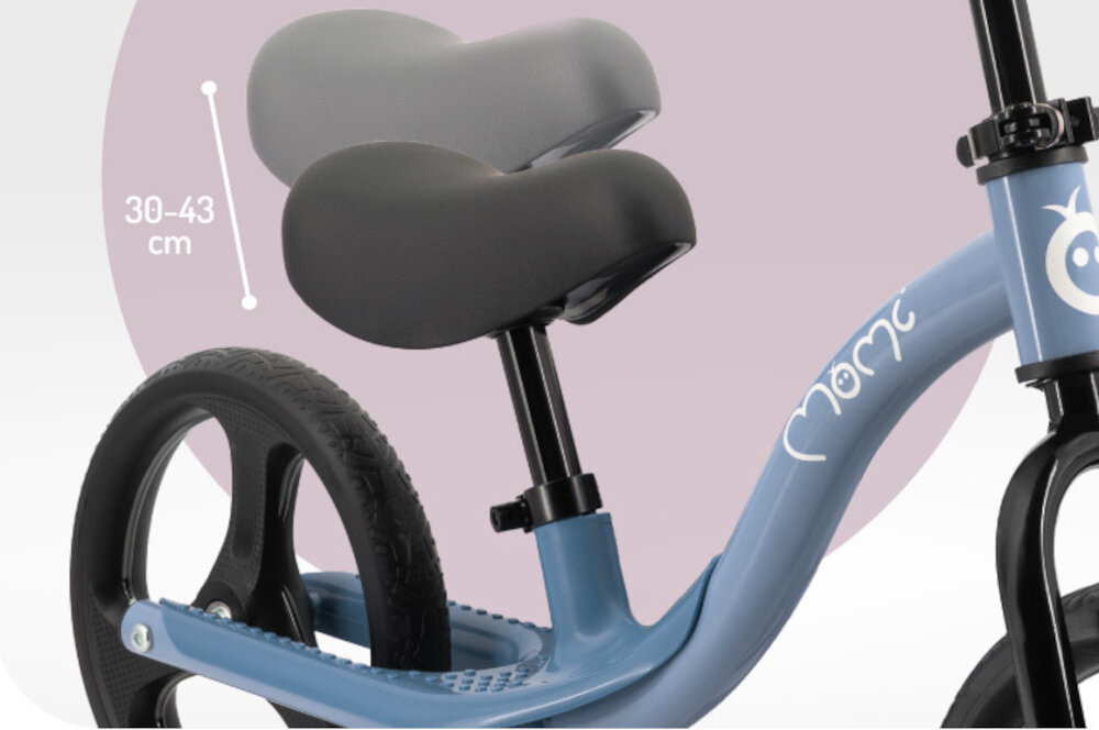 Rowerek biegowy MOMI Isoka Niebieski zbliżenie na siodełko widoczna regulacja miękkie regulowane siedzisko o zakresie 30–43 cm można dopasować wysokość do wzrostu dziecka prosta regulacja prawidłowa postawa lepsze panowanie nad rowerkiem