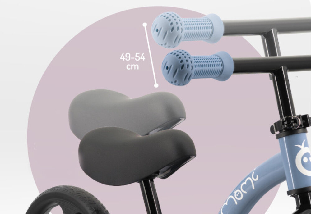 Rowerek biegowy MOMI Isoka Niebieski zbliżenie na kierownicę widoczna regulacja szeroka kierownica z gumowymi, antypoślizgowymi uchwytami regulacja wysokości kierownicy od 49 do 54 cm bez użycia narzędzi rowerek rośnie razem z dzieckiem