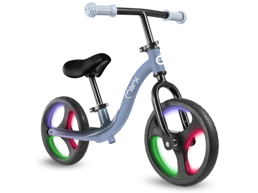 Rowerek biegowy MOMI Isoka Niebieski rowerek na białym tle widoczny od przodu pod skosem włączone światła na kołach koła ze wbudowanymi światłami LED aktywują się automatycznie podczas jazdy działają na zasadzie mechanizmu dynamo nie wymagają baterii ani ładowania efektowne podświetlenie kół przy każdym ruchu