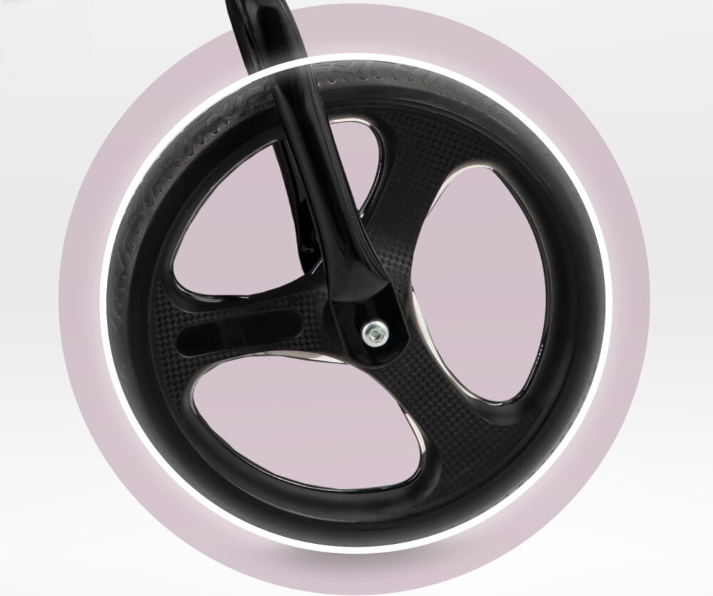 Rowerek biegowy MOMI Isoka Niebieski 10-calowe zbliżenie na koło jasne tło koła wykonane z termoplastycznej gumy TPR trwałość elastyczność skutecznie niwelują wstrząsy płynna i wygodna jazda odporność na ścieranie bezpiecznie i komfortowo można rozwijać równowagę oraz koordynację ruchową