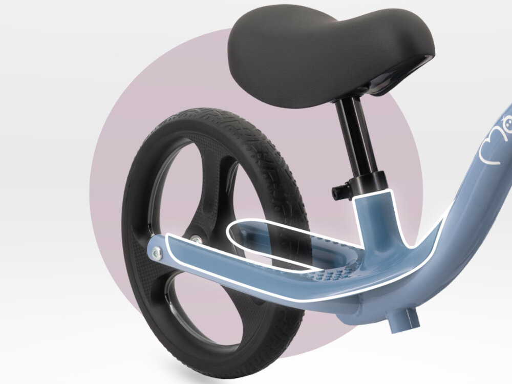 Rowerek biegowy MOMI Isoka Niebieski zbliżenie na tył rowerka widok na podnóżki bezpieczeństwo i komfort praktyczne podnóżki maluch może odłożyć nogi podczas zjazdu z górki kontrola nad pojazdem bezpieczna komfortowa jazda