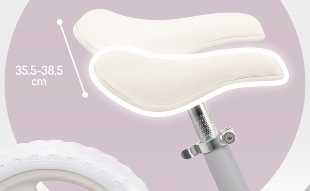 Rowerek biegowy MOMI Noru Szary zbliżenie na siodełko linie wyznaczające regulację wysokości miękkie regulowane siedzisko o zakresie 35,5–38,5 cm można dopasować wysokość do wzrostu dziecka prosta regulacja prawidłowa postawa lepsze panowanie nad rowerkiem