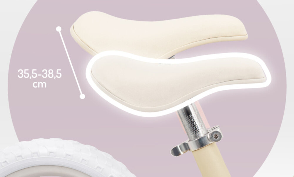 Rowerek biegowy MOMI Noru Żółty zbliżenie na siodełko linie wyznaczające regulację wysokości miękkie regulowane siedzisko o zakresie 35,5–38,5 cm można dopasować wysokość do wzrostu dziecka prosta regulacja prawidłowa postawa lepsze panowanie nad rowerkiem