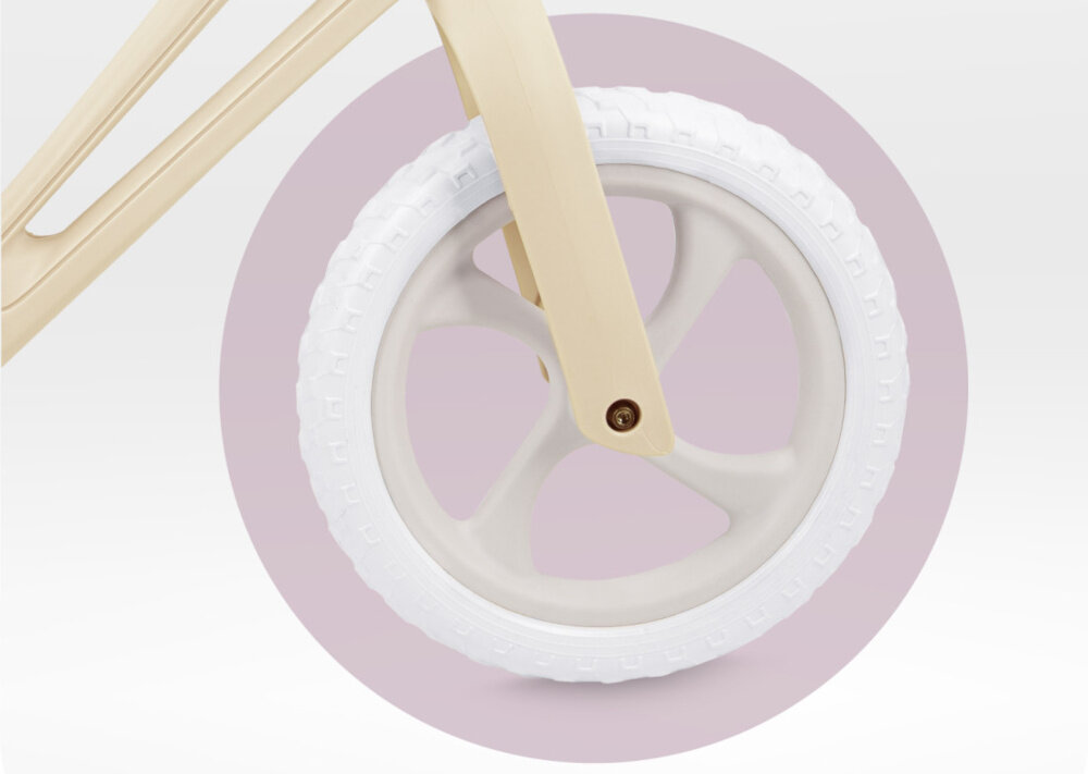 Rowerek biegowy MOMI Noru Żółty zbliżenie na koło koła o średnicy 12 cali wykonane z pianki EVA odporne na przebicia brak konieczności pompowania eliminuje ryzyko awarii lekka struktura kół płynne poruszanie