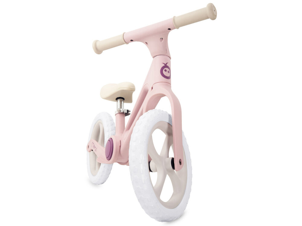 Rowerek biegowy MOMI Noru Różowy rowerek na białym tle widoczny od przodu pod mocnym skosem szeroka kierownica z gumowymi antypoślizgowymi uchwytami nie ma blokady skrętu kierownica złoży się na płasko minimalizując ryzyko uderzenia ułatwia manewrowanie wpływa na zwrotność rowerka