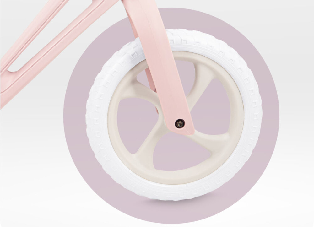 Rowerek biegowy MOMI Noru Różowy zbliżenie na koło koła o średnicy 12 cali wykonane z pianki EVA odporne na przebicia brak konieczności pompowania eliminuje ryzyko awarii lekka struktura kół płynne poruszanie