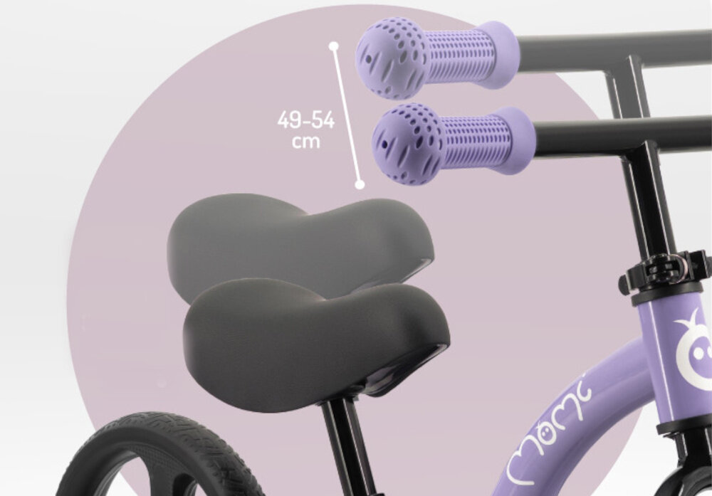 Rowerek biegowy MOMI Isoka Fioletowy zbliżenie na kierownicę widoczna regulacja szeroka kierownica z gumowymi, antypoślizgowymi uchwytami regulacja wysokości kierownicy od 49 do 54 cm bez użycia narzędzi rowerek rośnie razem z dzieckiem