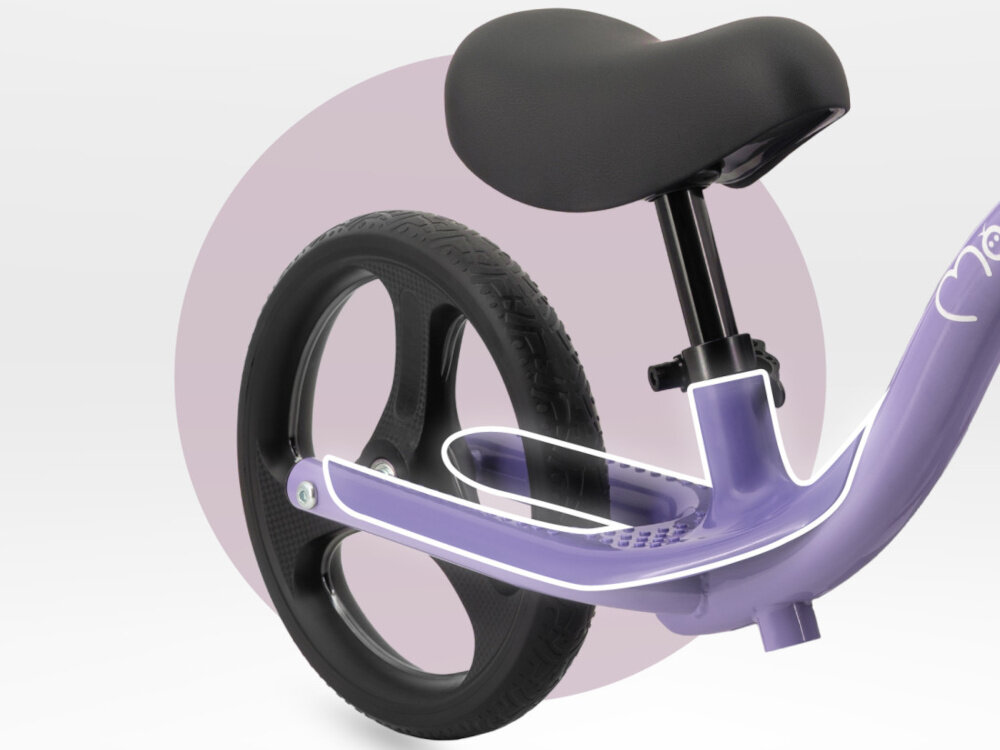 Rowerek biegowy MOMI Isoka Fioletowy zbliżenie na tył rowerka widok na podnóżki bezpieczeństwo i komfort praktyczne podnóżki maluch może odłożyć nogi podczas zjazdu z górki kontrola nad pojazdem bezpieczna komfortowa jazda