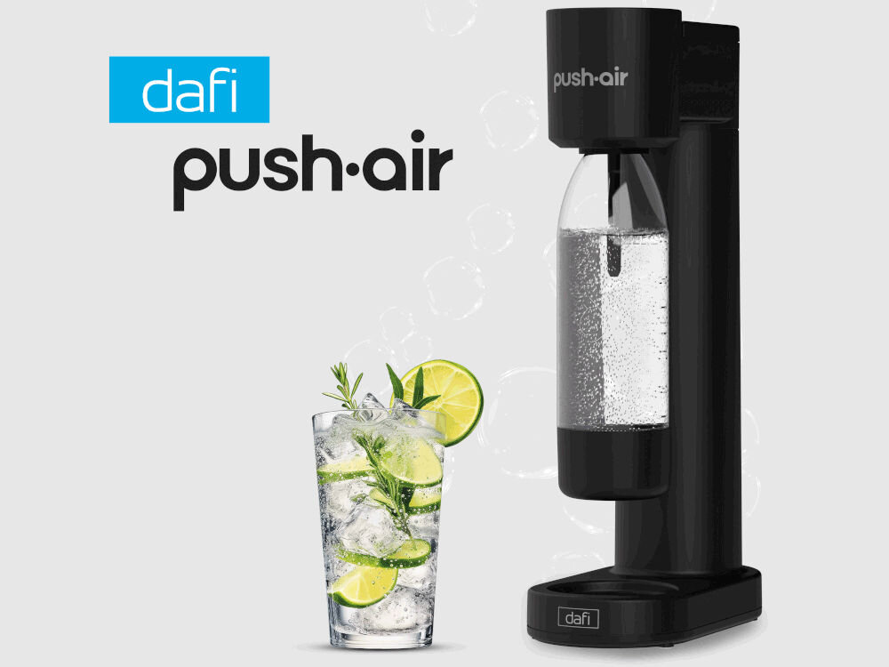 Saturator DAFI PushAir Czarny z dwoma nabojami + butelka czarny saturator stoi na blacie zamontowana butelka z wodą obok stoi kobieta, która naciska przycisk gazowana woda w domu