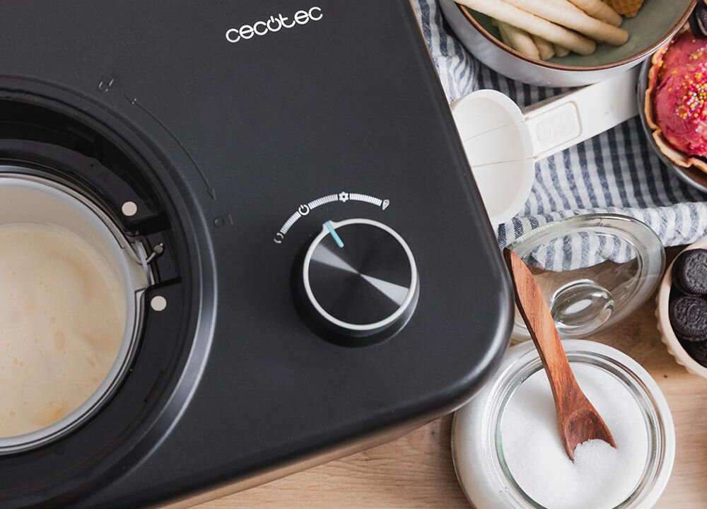 Maszynka do lodów CECOTEC Gelacy 800 maszynka do lodów czarna obudowa pokrętło otwór wewnątrz masa do lodów całkowicie automatyczne działanie wygoda oszczędność czasu wybór odpowiedniego programu maszyna zrobi resztę miksowanie składników chłodzenie formowanie lodów monitoruje temperaturę i czas szybkie bezproblemowe przygotowanie lodów  