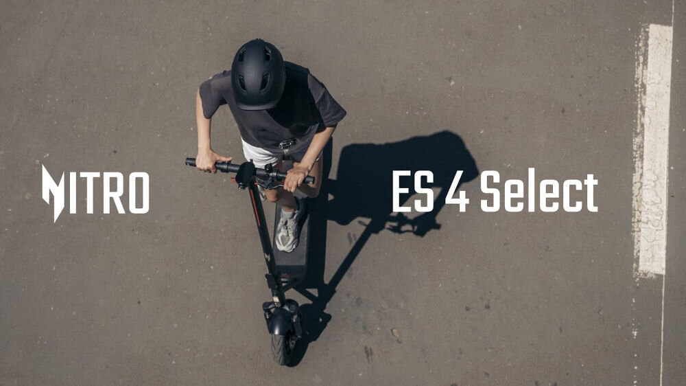 Hulajnoga elektryczna ACER Nitro Series 4 Select 50km 400W Amortyzacja 10 Czarny widok z góry na osobę jadąca na hulajnodze napis nitro es 4 select