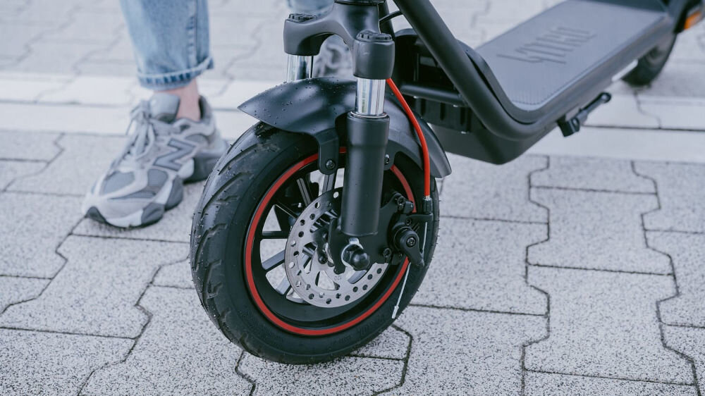 Hulajnoga elektryczna ACER Nitro Series 4 Select 50km 400W Amortyzacja 10 Czarny zbliżenie na przednie koło hamulec system przeciblokujący eABS hamulec tarczowy reflektory led system kers