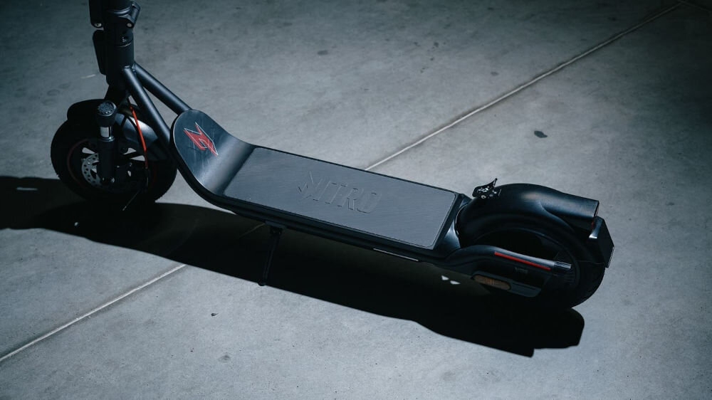 Hulajnoga elektryczna ACER Nitro Series 4 Select 50km 400W Amortyzacja 10 Czarny zbliżenie na podest deck hulajnogi opony bezdętkowe system amortyzacji szeroki deck składana konstrukcja